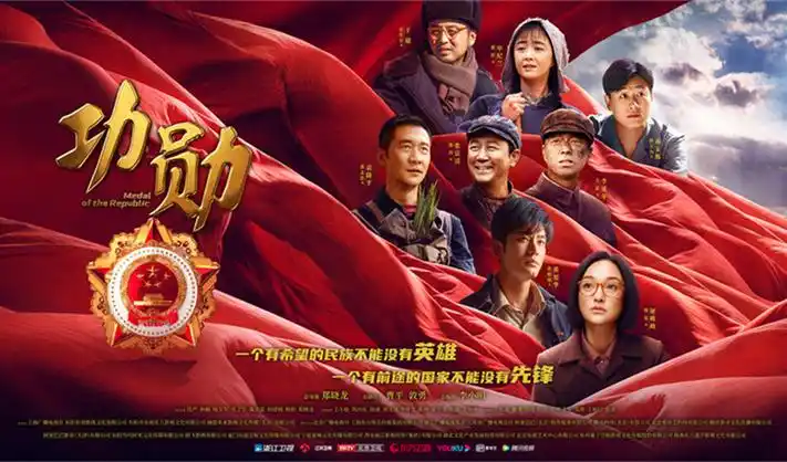 档案室整理台与抽屉墙的工作场景配图